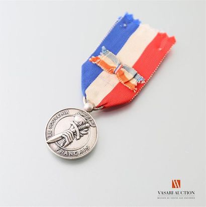 null Le souvenir francais, médaille associative, 24 mm, ruban tricolore avec noeud,...