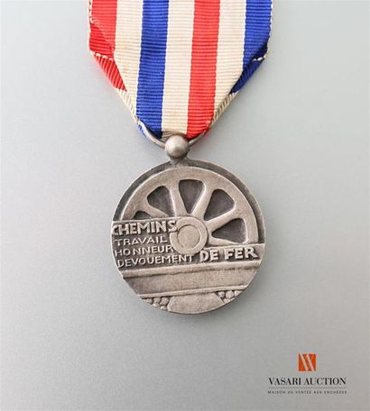 null Médaille d'honneur des chemins de fer pour le Cameroun, créée en 1937, en bronze...