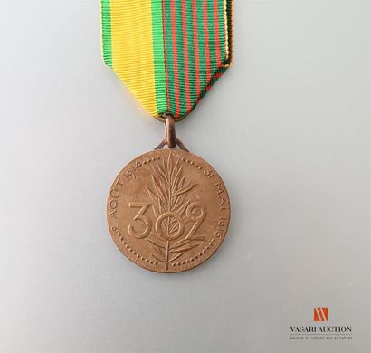 null Médaille commémorative du 302ème Régiment d'Infanterie, ruban "fantaisie" mélant...