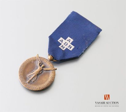 null Médaille des "ASSISTANTES du DEVOIR NATIONAL", 32 mm, BE-TBE. Nota: association...