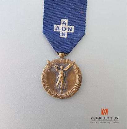 null Médaille des "ASSISTANTES du DEVOIR NATIONAL", 32 mm, BE-TBE. Nota: association...