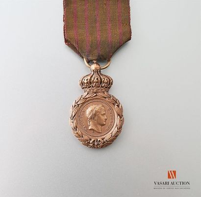 null Médaille de Sainte Hélène, largeur 32 mm, ruban insolé, usé, BE
