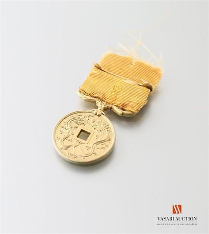 null Chine - Ordre du Dragon (avant 1912), insigne classe or, ruban très usé, insolé,...