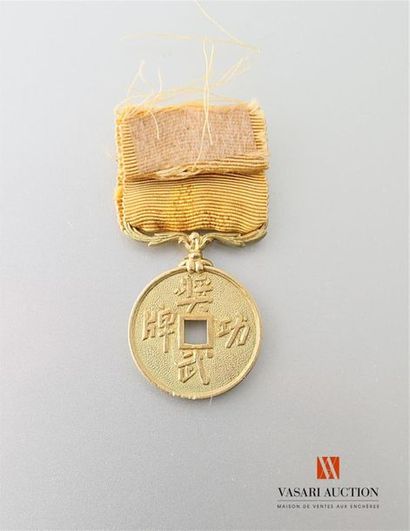 null Chine - Ordre du Dragon (avant 1912), insigne classe or, ruban très usé, insolé,...