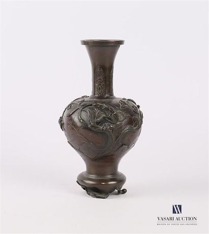 null JAPON
Vase de forme balustre en bronze à patine brune, la panse à décor en relief...
