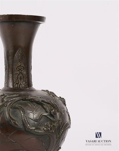 null JAPON
Vase de forme balustre en bronze à patine brune, la panse à décor en relief...