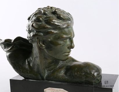 null KELETY Alexandre (1874-1940)
Buste de Jean Mermoz
Bronze à patine verte
Signé...