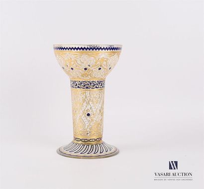 null LOBMEYER - VIENNE
Gobelet en verre émaillé bleu et doré à décor de motifs islamiques
Signé...