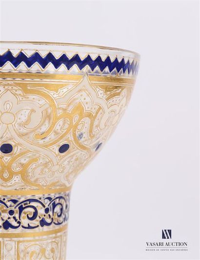 null LOBMEYER - VIENNE
Gobelet en verre émaillé bleu et doré à décor de motifs islamiques
Signé...