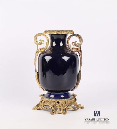 null Vase en porcelaine bleu de forme balustre, la monture en bronze doré. Il repose...