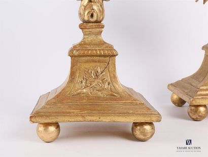 null Paire de reliquaires en bois mouluré, sculpté et doré posant sur une base rectangulaire...