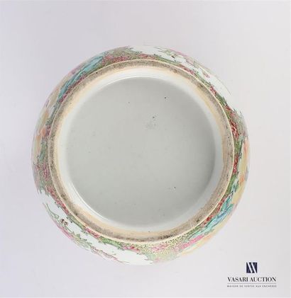 null CHINE - Canton
Cache pot en porcelaine blanche à décor en émaux polychrome en...