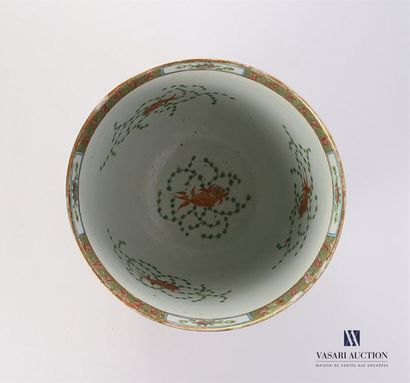 null CHINE - Canton
Cache pot en porcelaine blanche à décor en émaux polychrome en...