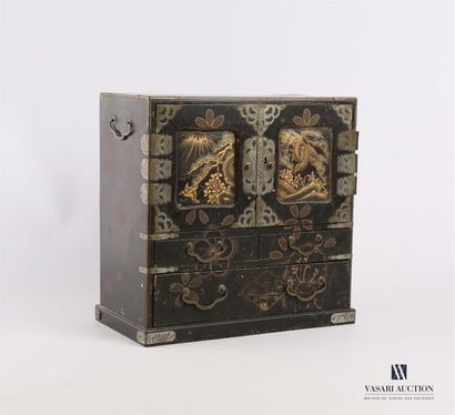 null ASIE
Cabinet miniature en bois laqué à rehauts dorés à décor de volatiles, il...