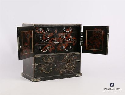 null ASIE
Cabinet miniature en bois laqué à rehauts dorés à décor de volatiles, il...