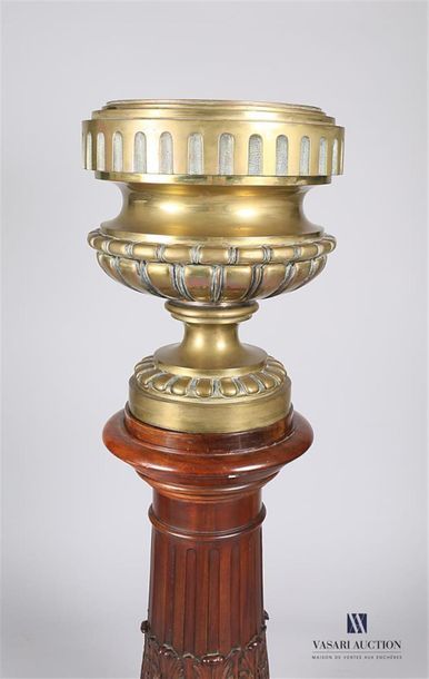 null Important vase de forme Medicis en bonze posant sur un socle piédouche ourlé...