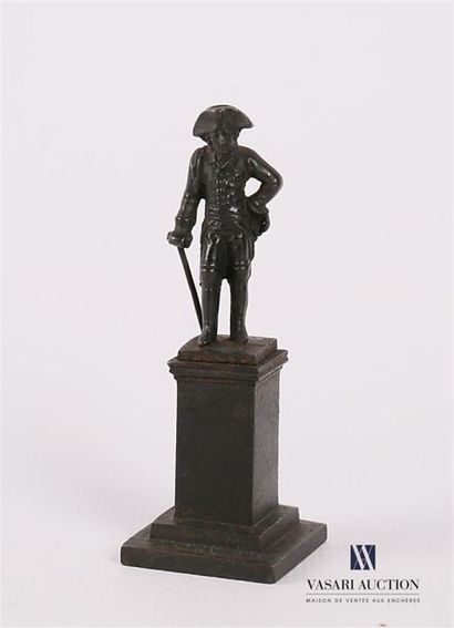 null Sujet miniature en bronze figurant Napoléon sur sa canne, il repose sur un piédestal...