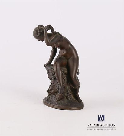 null Sujet en bronze figurant une élégante sortant du bain
Haut. : 12 cm 
