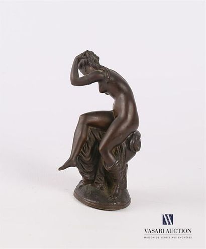 null Sujet en bronze figurant une élégante sortant du bain
Haut. : 12 cm 
