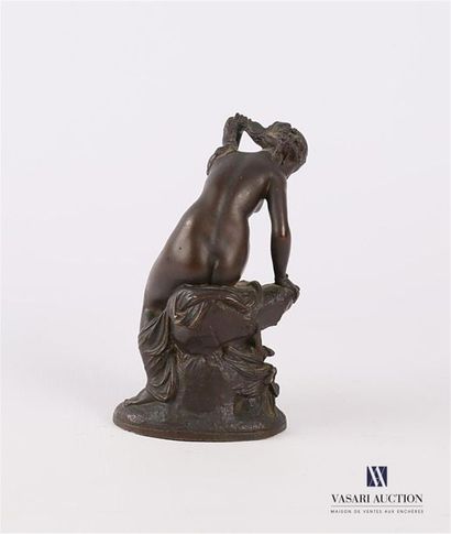 null Sujet en bronze figurant une élégante sortant du bain
Haut. : 12 cm 
