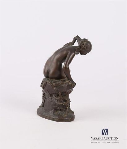 null Sujet en bronze figurant une élégante sortant du bain
Haut. : 12 cm 
