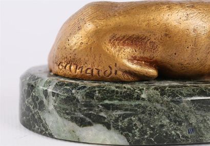 null CAMARDI
Lévrier couché en bronze doré 
Socle de marbre vert de mer
Haut. : 7,5...