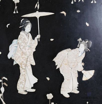 null Paire de panneaux en bois noirci à décor de scènes animés de Geisha sous des...