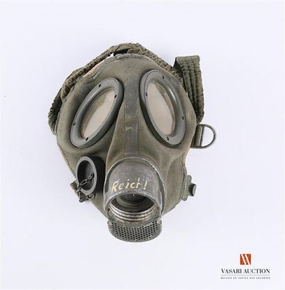null Masque à gaz allemand, daté 1941, taille 2, larqué sur le groin du nom du propriétaire...
