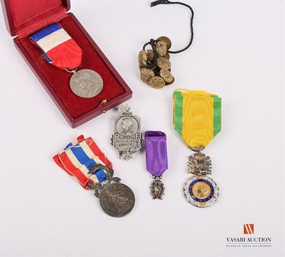 null Lot de six médailles Ordres et décorations: 
- Médaille militaire, manque aux...