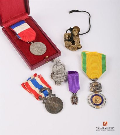 null Lot de six médailles Ordres et décorations: 
- Médaille militaire, manque aux...