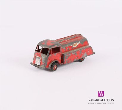 null DINKY TOYS (FR)
Camion citerne Esso - couleur rouge 
(fortes usures, sauts de...