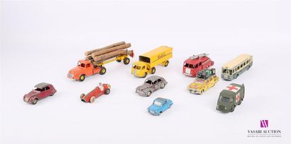 null DINKY TOYS (FRANCE)
Lot de dix véhicules - échelle 1/43 : Fiat 1800 - Vespa...