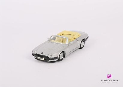 null MAISTO (CHINE)
JAGUAR XJS V12 - échelle 1/40
(petites usures, sans boite)