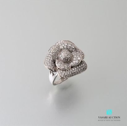 null Bague " fleur " en or gris 750 millièmes les pétales et le coeur pavés de brillants...