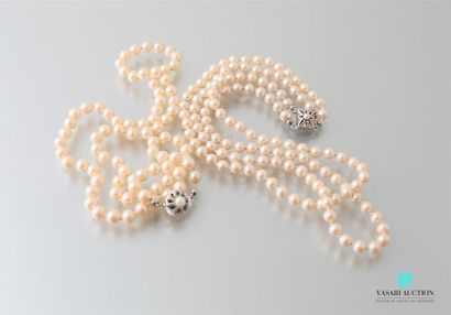 null Lot comprenant deux colliers de perles fantaisises dont l'un double rang, les...