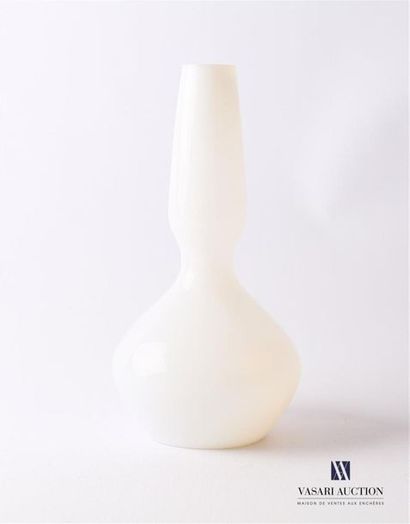 null Vase en opaline blanche, le col tubulaire et la panse ventrue
Haut. : 27 cm