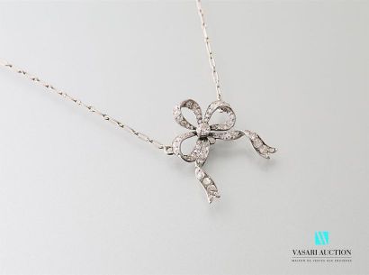 null Collier en or gris 750 millièmes : chaîne retenant un noeud de ruban pavé de...