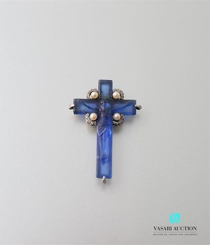 null Croix, monture en or jaune 750 millièmes, Christ en croix en verre bleu moulé,...