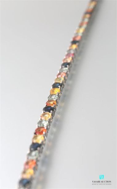 null Bracelet en argent orné de saphirs multicolores représentant calibrant 20 carats...