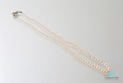 null Collier de perles fines, en chute, de 3,7 à 1,5 mm, le fermoir olive, en or...
