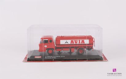 null HACHETTE COLLECTION
Camion citerne Avia 
Dimensions boite : 11 x 26 x 11 cm
(état...