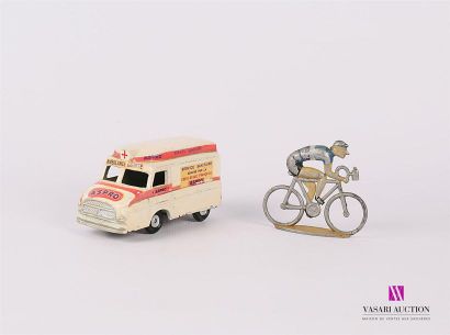 null CYCLISME
Lot comprenant un tub Citroën Croix Rouge et une figurine de cycliste...