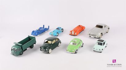 null Lot de huit véhicules en plastique de différentes échelles dont Bugatti - Fiat...