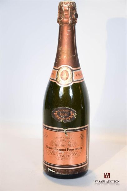 null 1 Blle	Champagne VEUVE CLICQUOT Brut Rosé		1983
	Et. un peu usée. N : 1 cm....