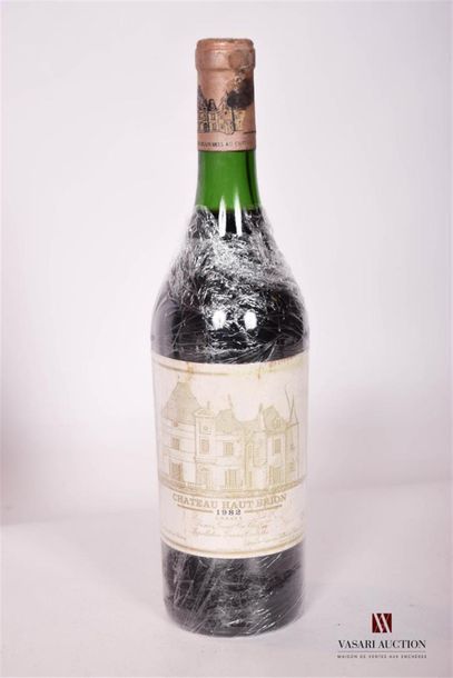 null 1 bouteille	CHÂTEAU HAUT BRION	Graves 1er GCC	1982
	Et. fanée et tachée. N :...