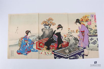 null ANONYME
Triptyque représentant trois geishas discutant dont une adossé à un...