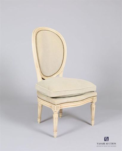 null Chaise en bois naturel mouluré, sculpté et laqué blanc, le dossier médaillon,...