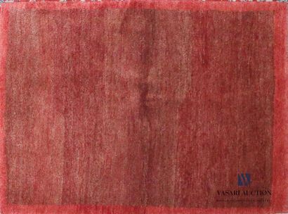 null GABBEH 
Tapis en laine à fond et bordure rouge de deux tons
156 x 110 cm 