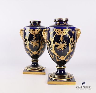 null Paire de vases de forme balustre en porcelaine bleu roi posant sur une base...