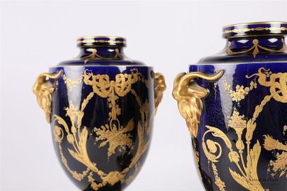 null Paire de vases de forme balustre en porcelaine bleu roi posant sur une base...